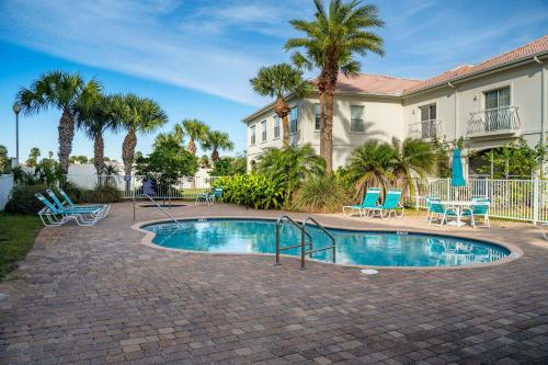 Bright Beach Condo Pool Spa Comfy Beds Patio in Butler Beach