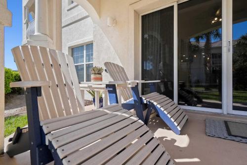 Bright Beach Condo Pool Spa Comfy Beds Patio in Butler Beach