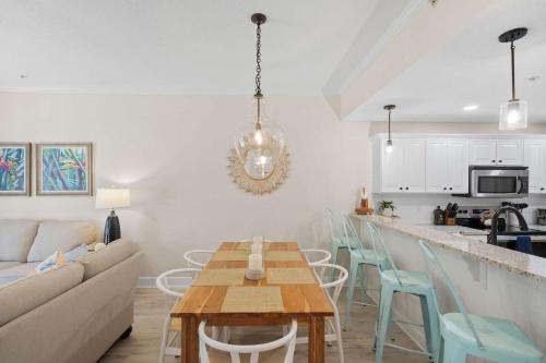 Bright Beach Condo Pool Spa Comfy Beds Patio in Butler Beach