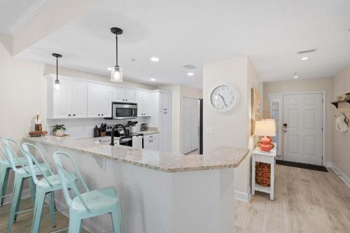 Bright Beach Condo Pool Spa Comfy Beds Patio in Butler Beach