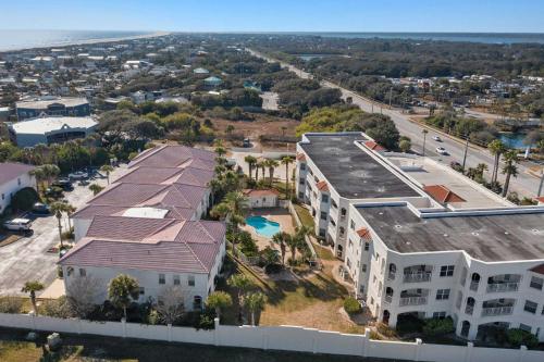 Bright Beach Condo Pool Spa Comfy Beds Patio in Butler Beach