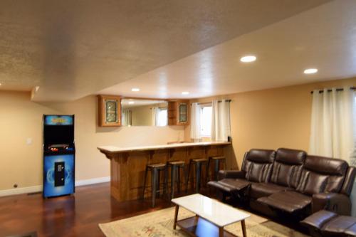 6 King Bedrooms, Sleeps 20, 8 Rooms, Bikes, HotTub in Lindon