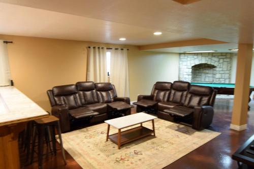 6 King Bedrooms, Sleeps 20, 8 Rooms, Bikes, HotTub in Lindon