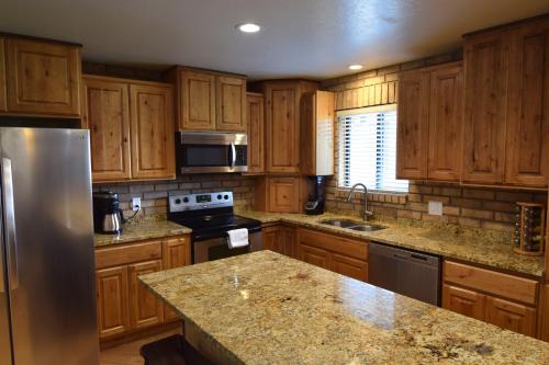 6 King Bedrooms, Sleeps 20, 8 Rooms, Bikes, HotTub in Lindon