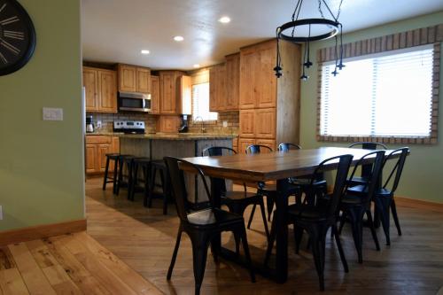 6 King Bedrooms, Sleeps 20, 8 Rooms, Bikes, HotTub in Lindon