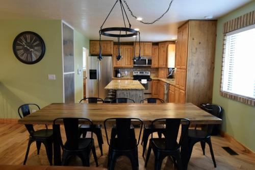 6 King Bedrooms, Sleeps 20, 8 Rooms, Bikes, HotTub in Lindon