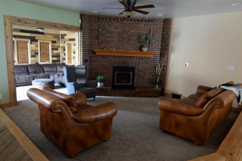6 King Bedrooms, Sleeps 20, 8 Rooms, Bikes, HotTub in Lindon