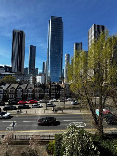 Specious river view apartment south quay-Canary Wharf-o2-excel-royal victory - image 4