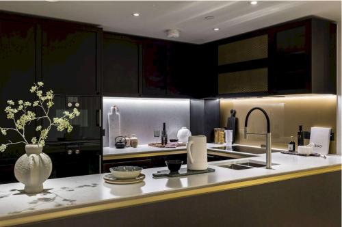 Poetic 4th Floor London Family Penthouse - image 12