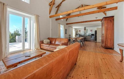 Charmante Maison Avec Piscine in Saint-Aubin-de-Cadelech