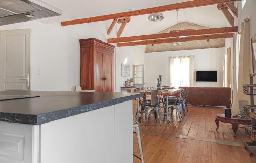 virtuve, Charmante Maison Avec Piscine in Saint-Aubin-de-Cadelech