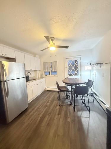 Cozy 2 BR apartment near Legacy Place and Train to Boston in 戴德姆
