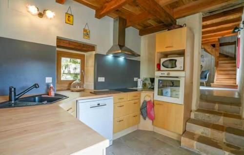 virtuve, Beautiful Home In Sauliac-Sur-Célé With Wifi (Beautiful Home In Sauliac-Sur-Cele With Wifi) in Sauliac-sur-Cele