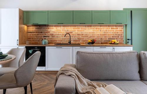 кухня, Stunning Home In Dmuchowo With Wifi in Жарновец