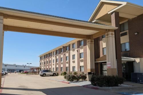 Quality Inn DFW Airport North - image 44