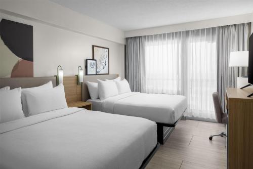 2 queen beds