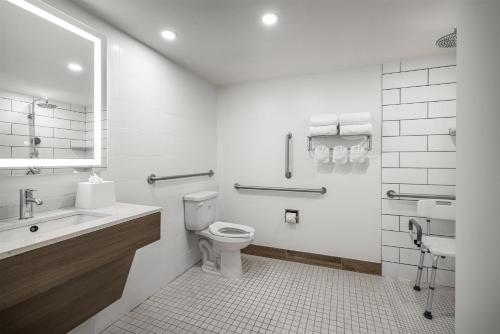 Spark by Hilton Virginia Beach Oceanfront - 화장실