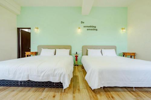 2 queen beds
