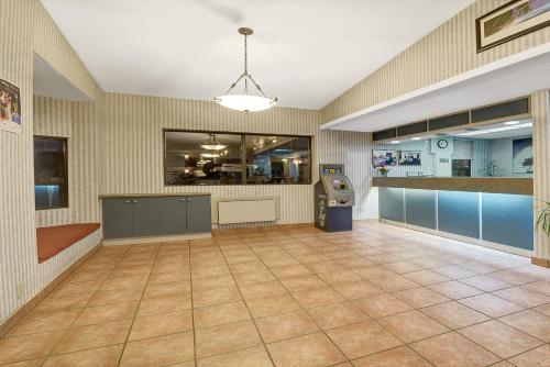 Lobby, Super 8 By Wyndham Niagara Falls North in Niagara Falls (ON)