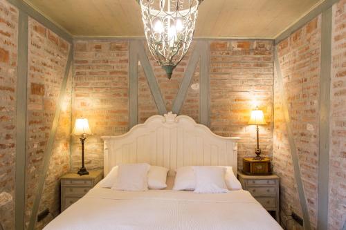 Deluxe Double Room with Balcony image 10
