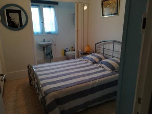petit studio Le Clos des Cigales 4P,pkg sécurisé, WIFI, smart TV, 12 mn centre, samedi au samedi, RDC