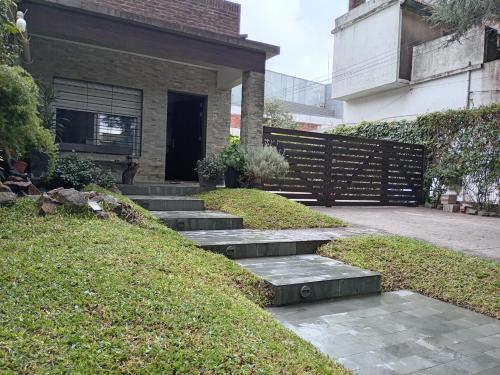 La Pinta Càlida casa en Malvìn con cochera (La Pinta Calida casa en Malvin con cochera) in 馬爾文