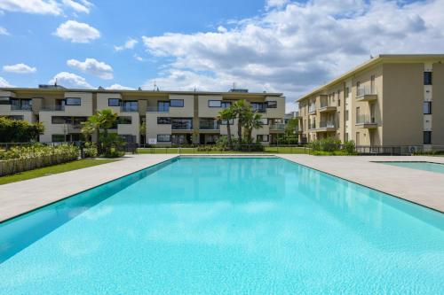 Oasis of Lake Garda in Desenzano with Pool-Garden-Garage