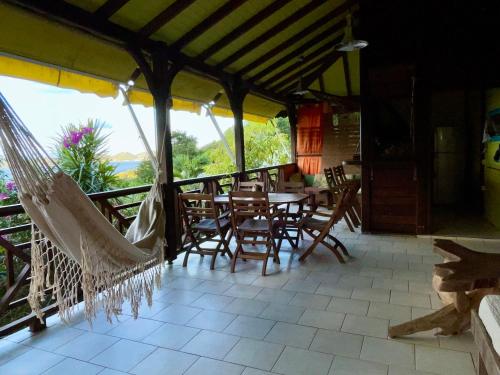 Kaz Bwa dinde vue mer dans jardin tropical in Terre de Haut