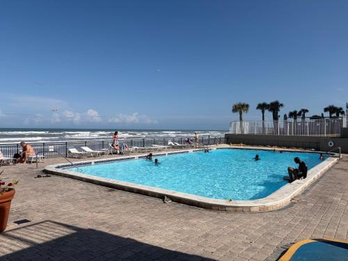 Direct Beach Access, Oceanfront Pool & Tiki - Single Double Or Quad On The Beach - Daytona Beach, FL