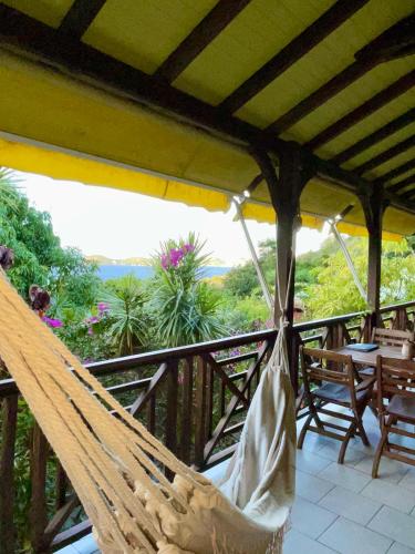 Kaz Bwa dinde vue mer dans jardin tropical in Terre de Haut