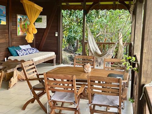 Kaz Bwa dinde vue mer dans jardin tropical in Terre de Haut