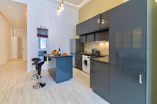 Spacious Riverside Residency - Magnificent View 2