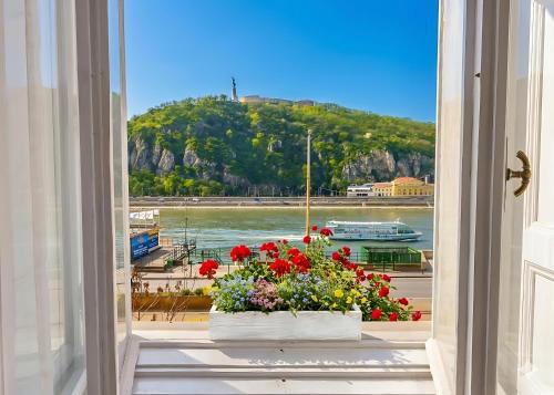 Spacious Riverside Residency - Magnificent View 3