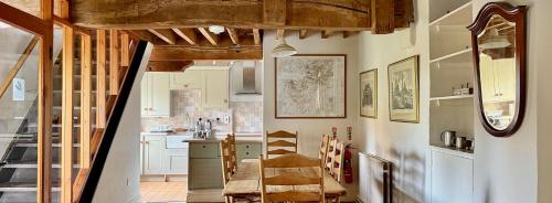 Owlpen Manor Cottages in Jūleja