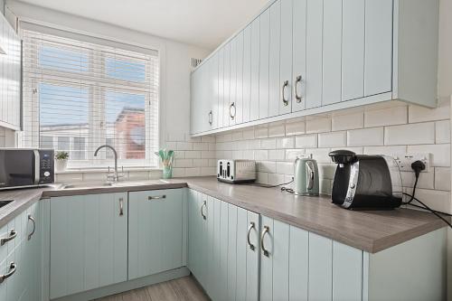 Bright 2BR Apartment, Free parking, Easy access to beaches & Town in Littledown and Iford