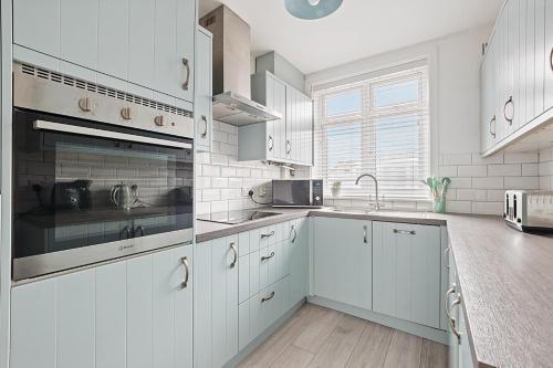 Bright 2BR Apartment, Free parking, Easy access to beaches & Town in Littledown and Iford