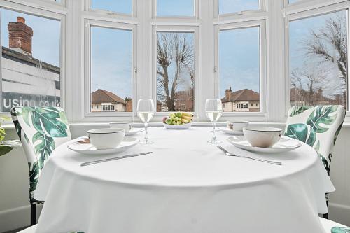 Facilities, Bright 2BR Apartment, Free parking, Easy access to beaches & Town in Littledown and Iford