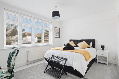 Bright 2BR Apartment, Free parking, Easy access to beaches & Town in Littledown and Iford