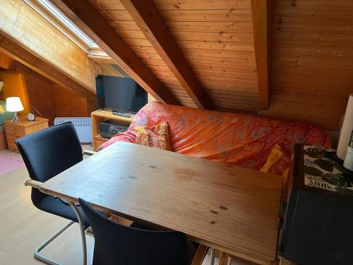 Gemutliches, ruhiges Dachgeschosszimmer in Ehringshausen