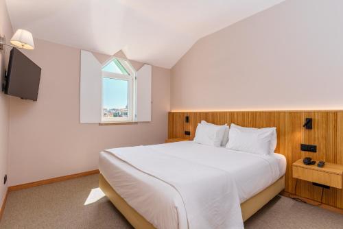 1 queen bed, 1 twin bed