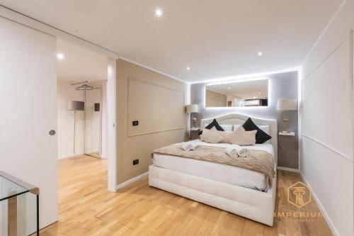 Teatro Pace Palace - Historic Center, luxury apartment, 3 bdr, A-C