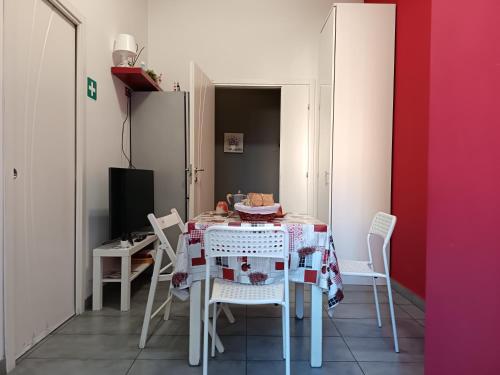 Adriatic Room 50 m dalla stazione Ferroviaria di Ciampino e dalla navetta aeroportuale in 羅馬錢皮諾機場