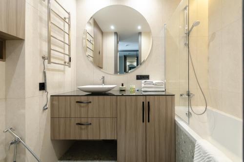12-85 French Quarter 2 Predslavynska 42 Kyiv centre fantastic city view 15 kW backup power Petrovdom Apartment - image 2