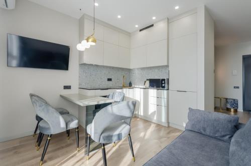 12-85 French Quarter 2 Predslavynska 42 Kyiv centre fantastic city view 15 kW backup power Petrovdom Apartment - image 3