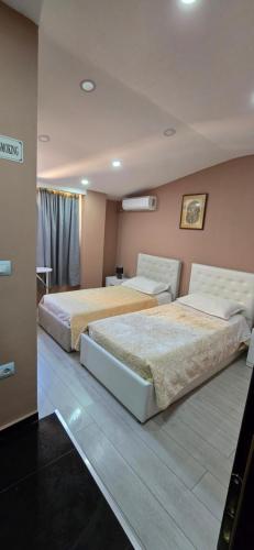 2 twin beds