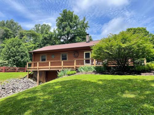 Relaxing Family Cabin with Pool &Hot Tub! Sleeps 5!