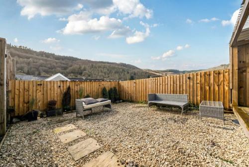 Dārzs, Spacious 4-Bed Welsh Valley Retreat with Hot Tub in Aberaman