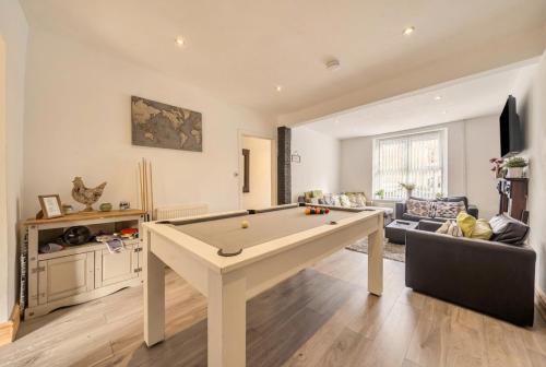 Atpūtas iespējas, Spacious 4-Bed Welsh Valley Retreat with Hot Tub in Aberaman