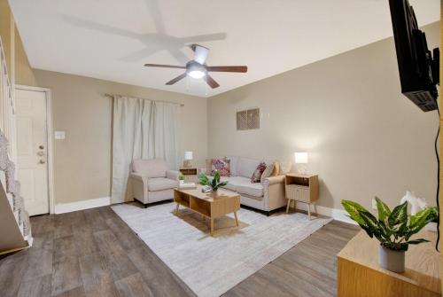 Denton Retreat with Pool Near UNT – khách sạn tại Denton