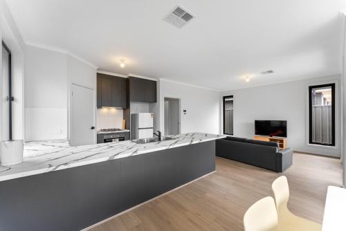 Stylish Luxury 4BR - Close to Wineries & City in Smithfield Plains